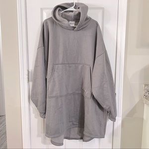 The comfy sweatshirt / blanket one size grey tiktok trend
